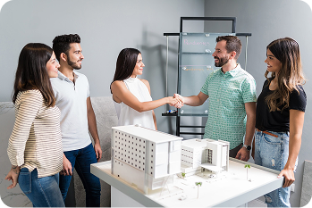 5 personnes autour d'une maquette d'immeuble