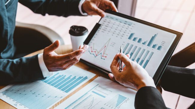 des mains montrant des graphiques